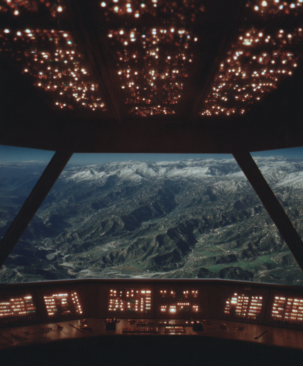 Surveillance cockpit monitoring terrain